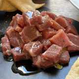 Il crudo alla barese � Se si parla di crudo alla barese si � soliti pensare a quello di mare che comprende cozze, ricci e  polpi. In realt� lo stesso appellativo viene dato a un antipasto di tutt�altro genere, composto essenzialmente dal fondo del prosciutto crudo tagliato a cubetti e condito con olio e pepe